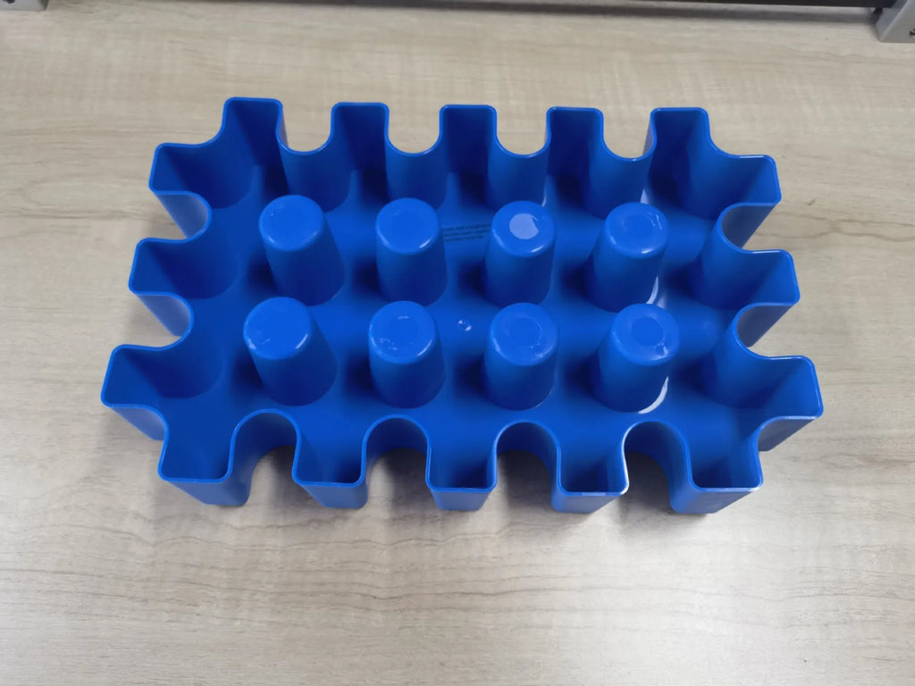 Blue plastic ice maker tray for camping and barbecues, dimensions 34x22x6cm.