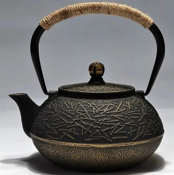 Japanese-style cast iron teapot with 0.9 litre capacity in bronze and black finish options