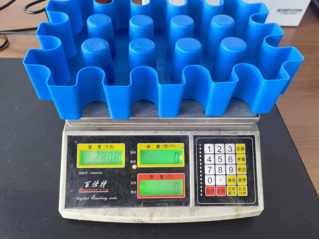 Blue plastic ice maker tray for camping and barbecues, dimensions 34x22x6cm.