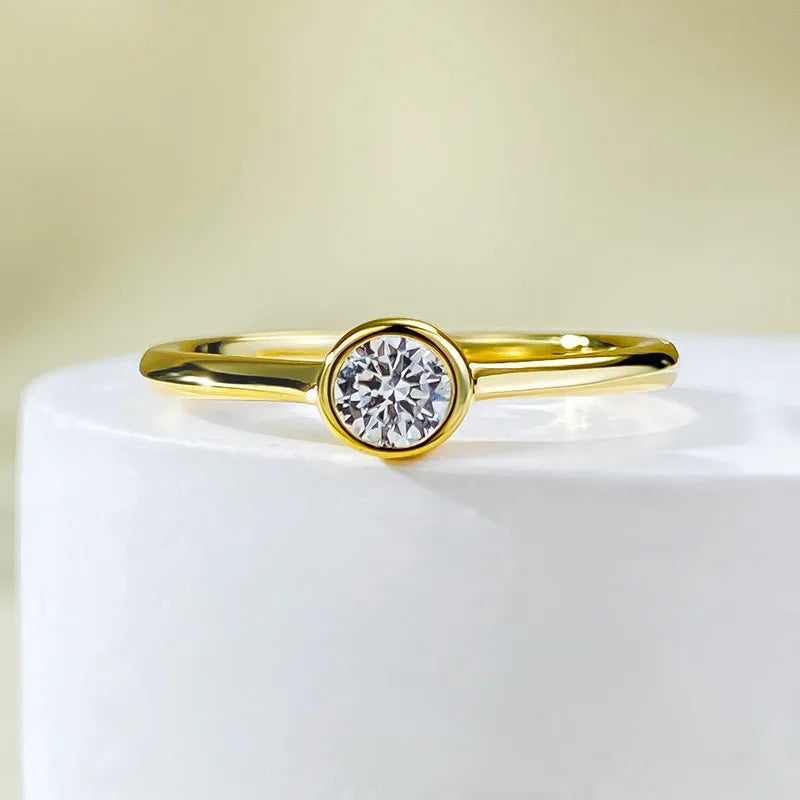 Minimalist silver ring with crown shape design in Korean style with line detailing