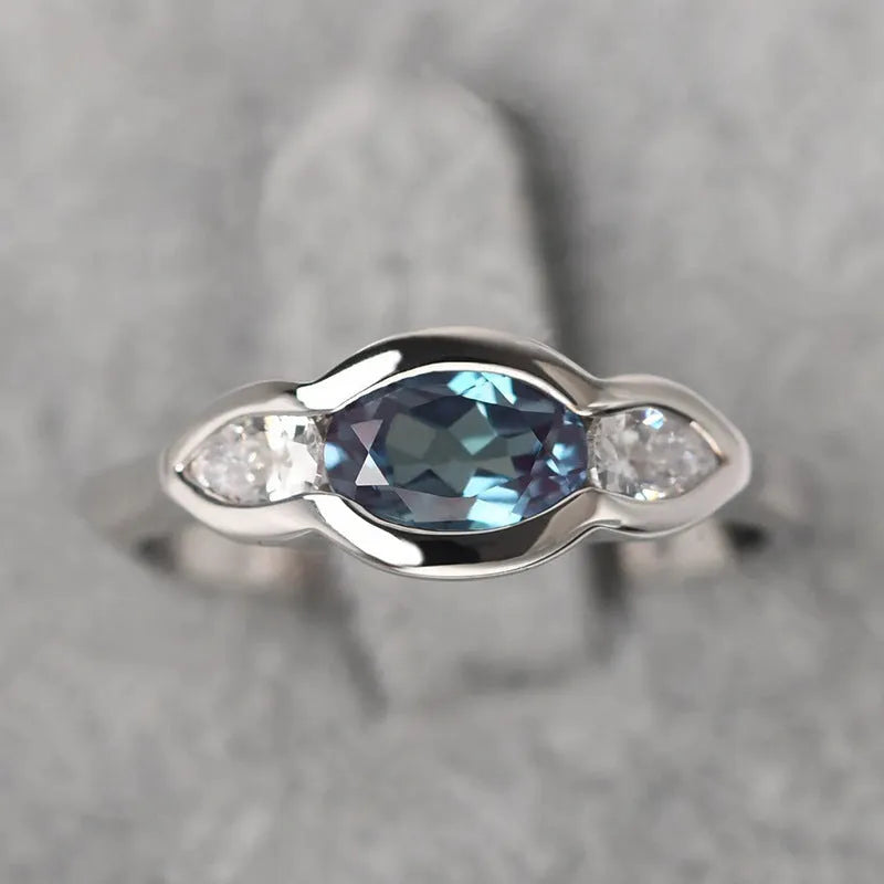 Women's geometric ellipse ring with zircon stones in white gold colour on copper band