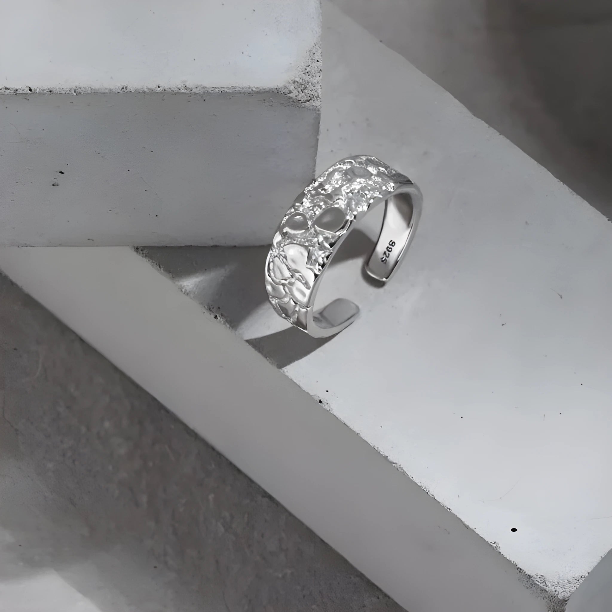 Women's adjustable silver ring with hammered texture in white gold colour