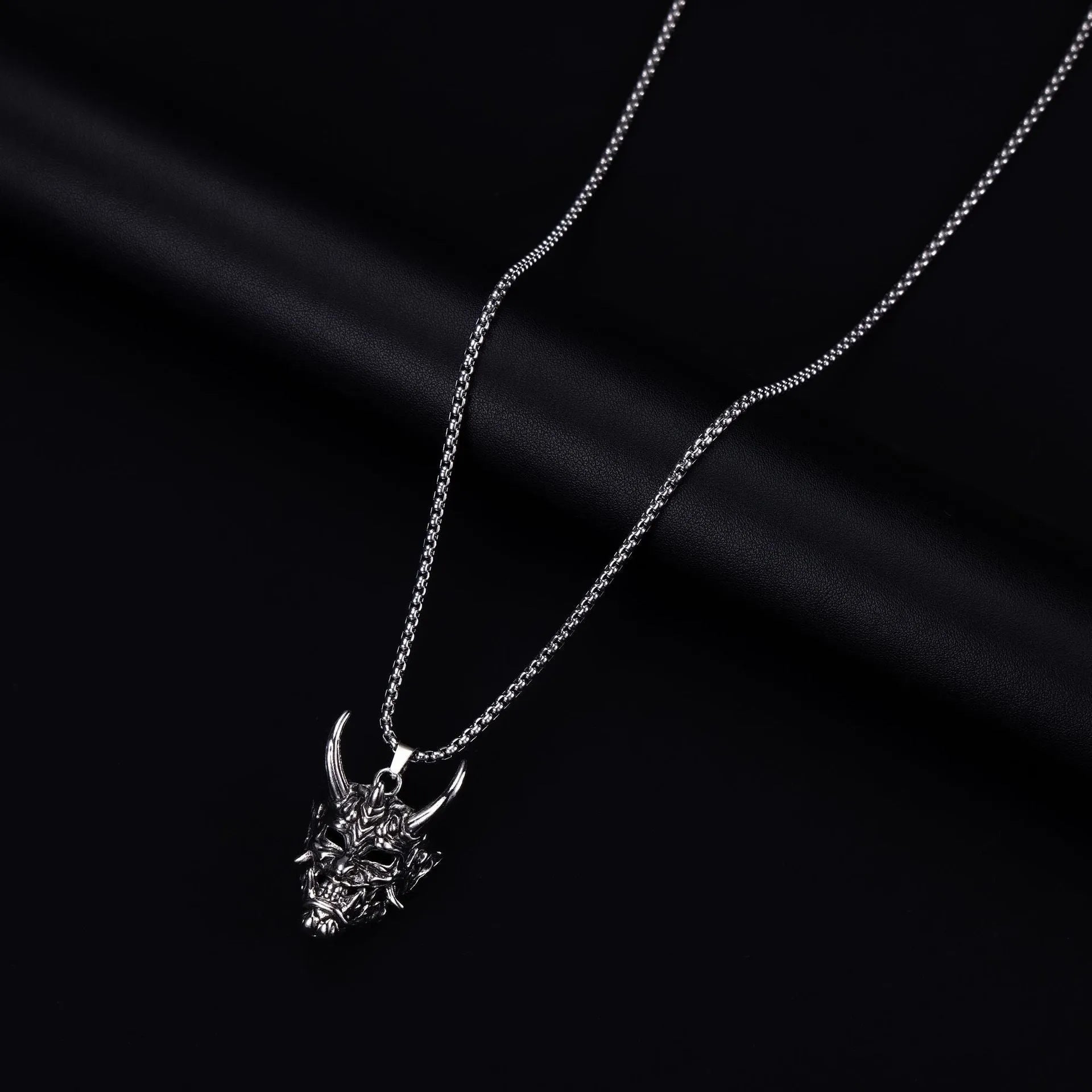 Men's vintage silver necklace with a 40mm zinc alloy pendant on a chain.