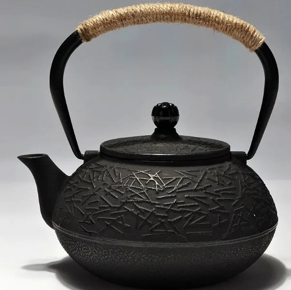 Japanese-style cast iron teapot with 0.9 litre capacity in bronze and black finish options