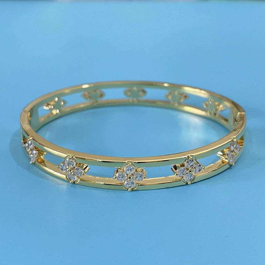 Women's hollow bracelet with zircon stones and four-leaf clover design in gold or silver colour