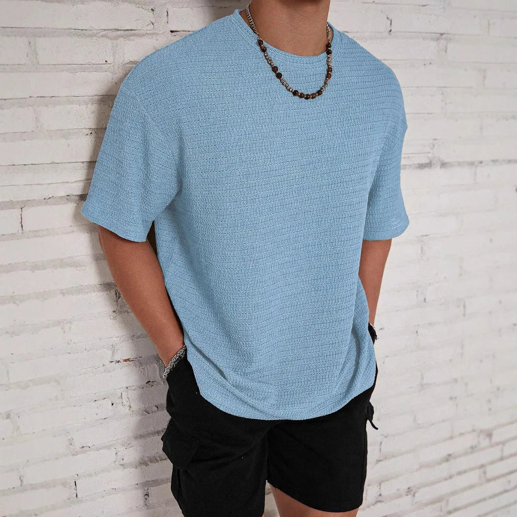 Men's slim-fit solid colour round neck T-shirt in thin polyester fabric.