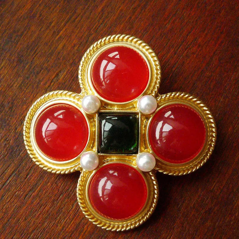 Baroque vintage diamond-shaped brooch in zinc alloy with eight size options displayed
