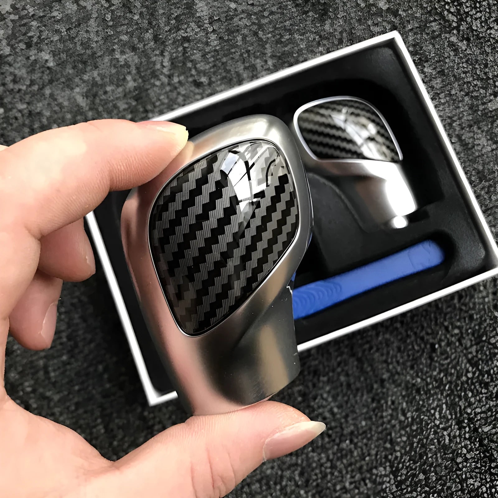 Carbon fibre DSG gear selector side cover with chrome matt finish and leather-covered gear knob