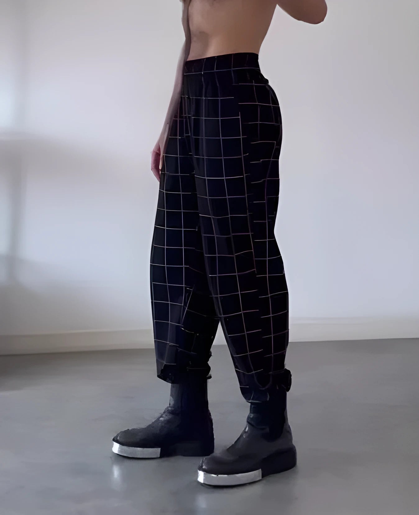 Men's plaid trousers with apron front flap and cargo pockets in straight-leg design