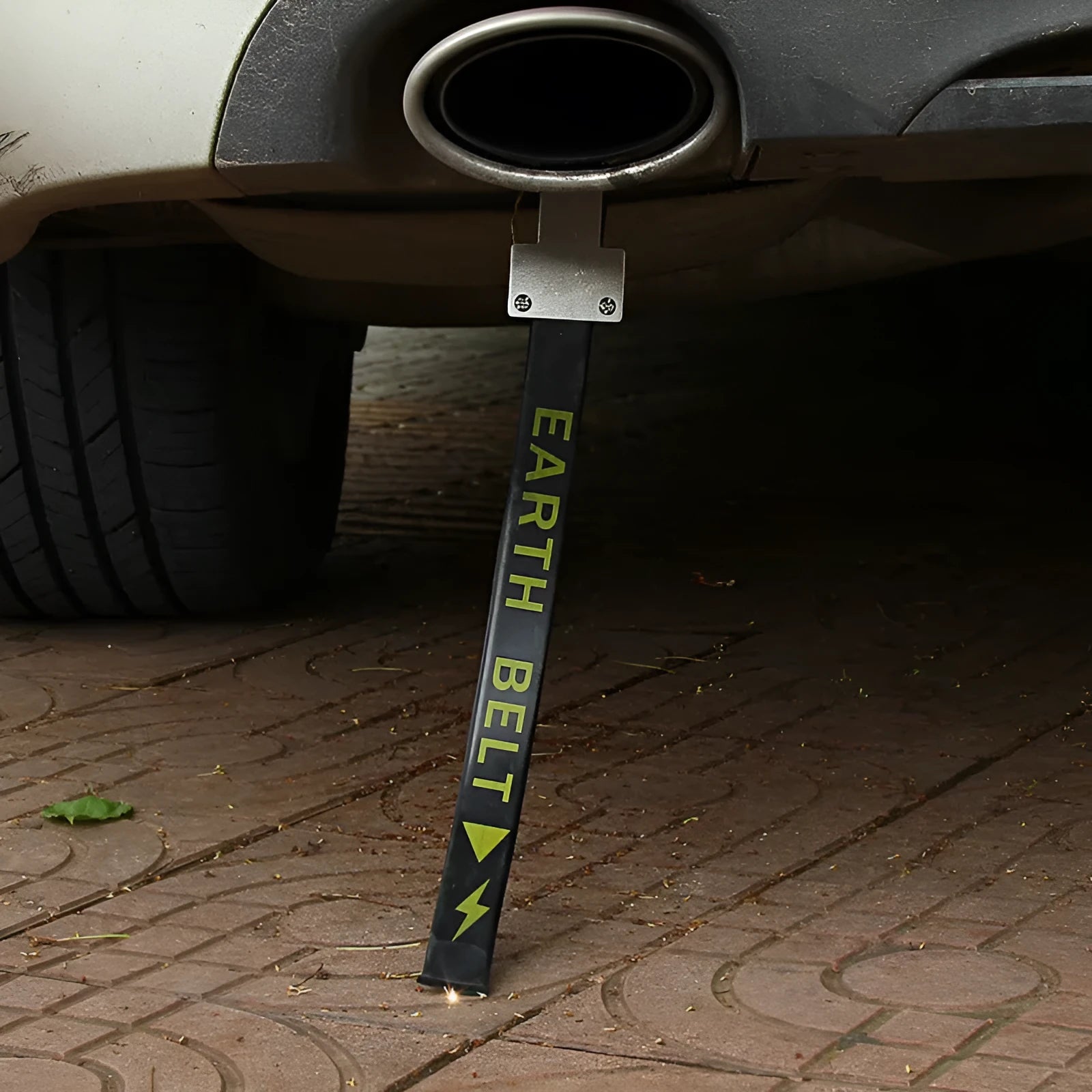 Black rubber car electrostatic grounding belt with metal clip and chain, 37cm long, for static discharge.