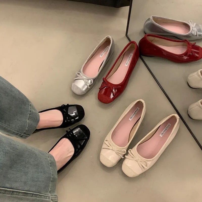 Retro-style Mary Jane ballet flats with square toe, decorative bow, and mid heel in wine red colour