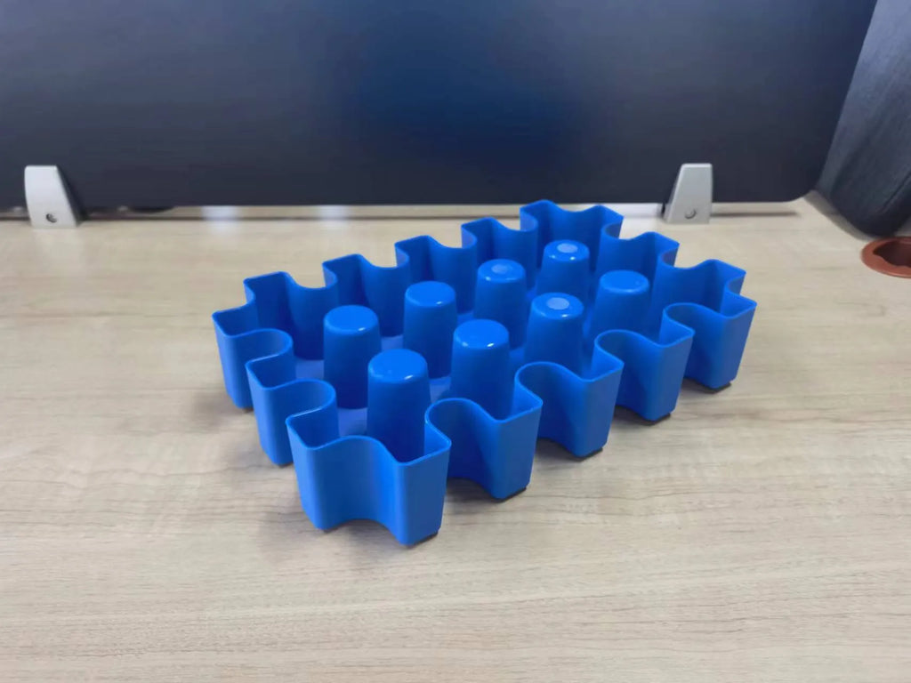 Blue plastic ice maker tray for camping and barbecues, dimensions 34x22x6cm.