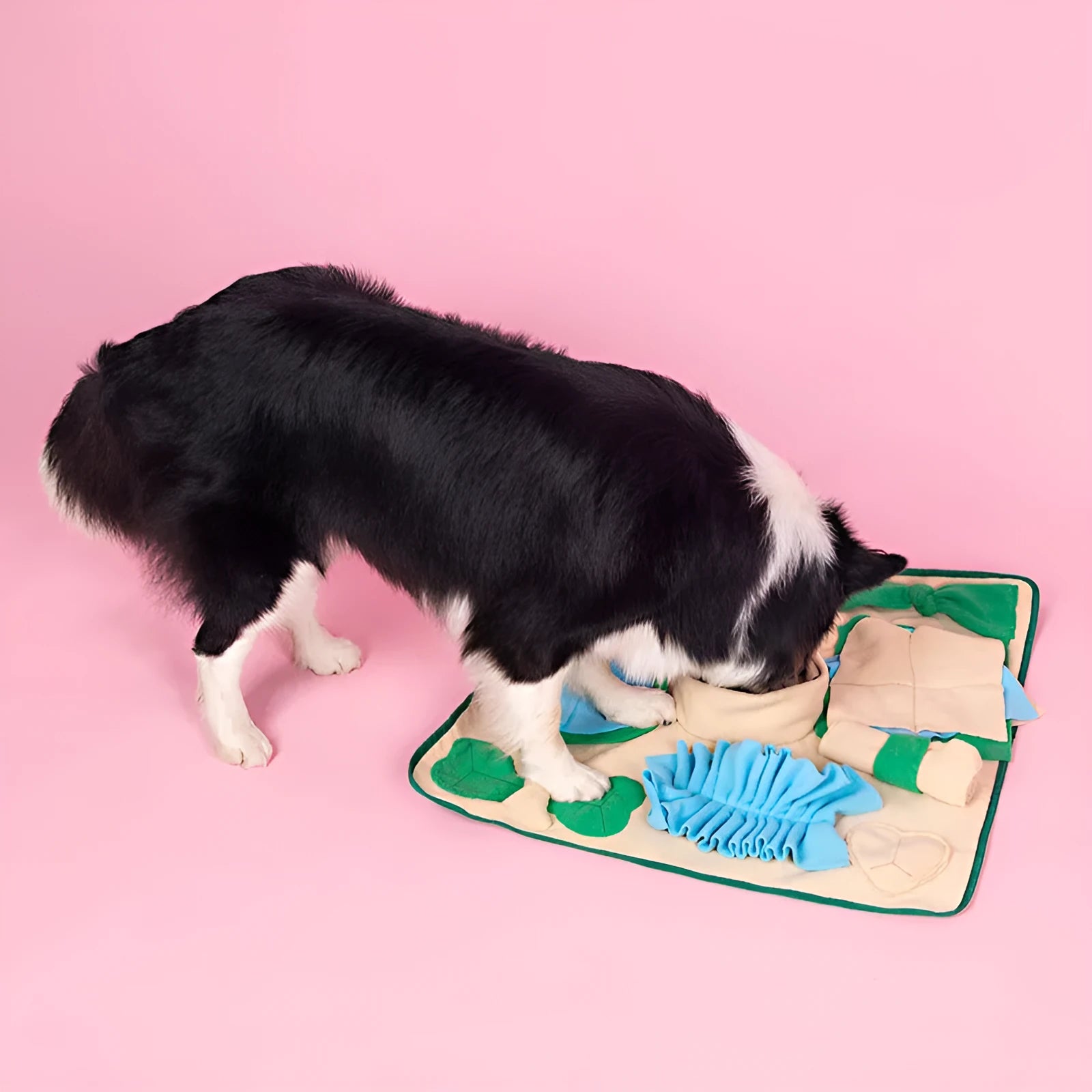 Snuffle mat for dogs, 60x60cm polar fleece feeding blanket with treat-hiding strips, Europe and America style