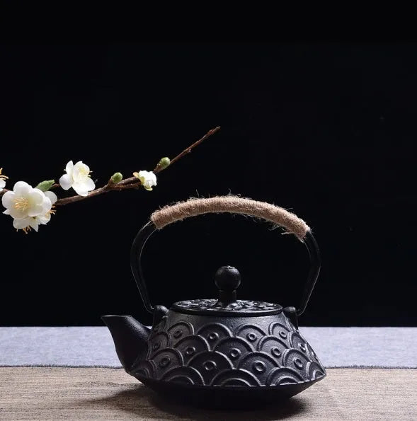 Japanese-style cast iron teapot with 0.9 litre capacity in bronze and black finish options
