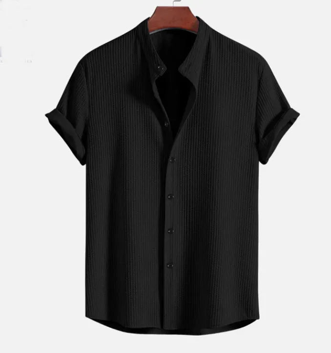 Men's loose-fitting short sleeve summer shirt in a solid colour, made from polyester.