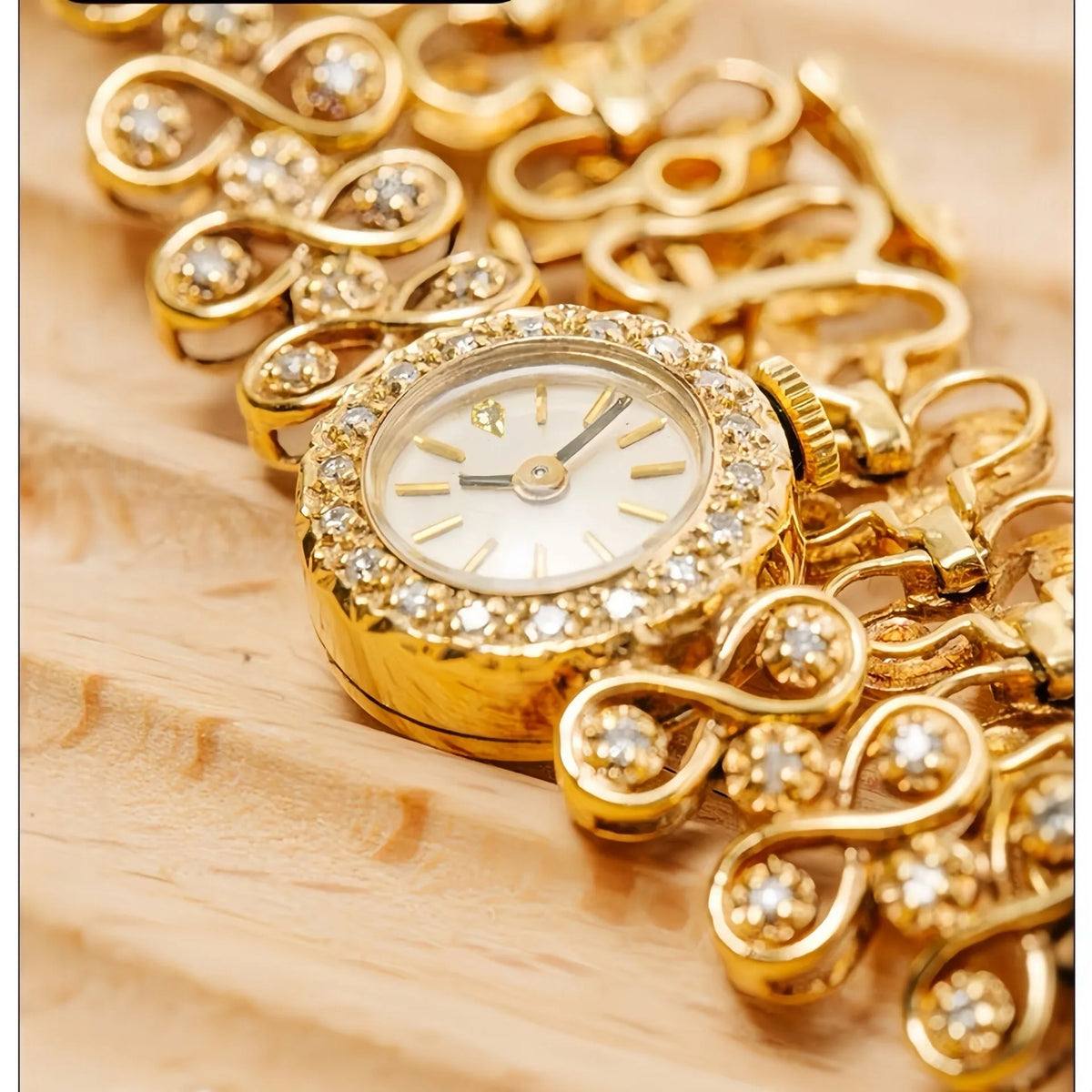 Women's antique jewellery quartz watch with 2cm dial, gold or silver 316 stainless steel strap and synthetic sapphire mirror.