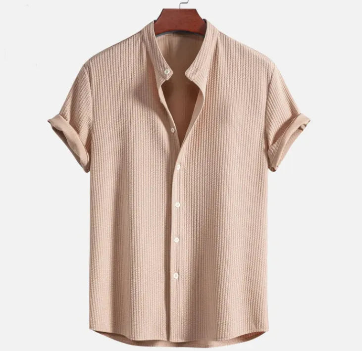 Men's loose-fitting short sleeve summer shirt in a solid colour, made from polyester.