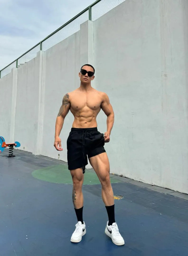 Men's ice silk quick-drying double-layer casual shorts in multiple colours on a size chart.