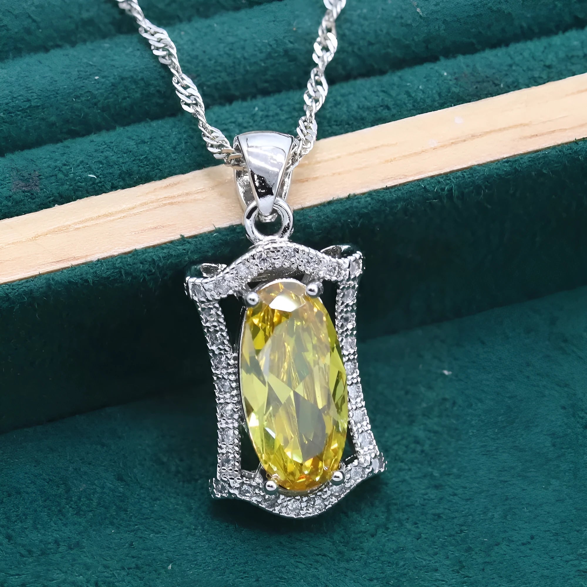 Anti-allergy zircon jewellery set with necklace, earrings, ring and bracelet in olive or yellow colours
