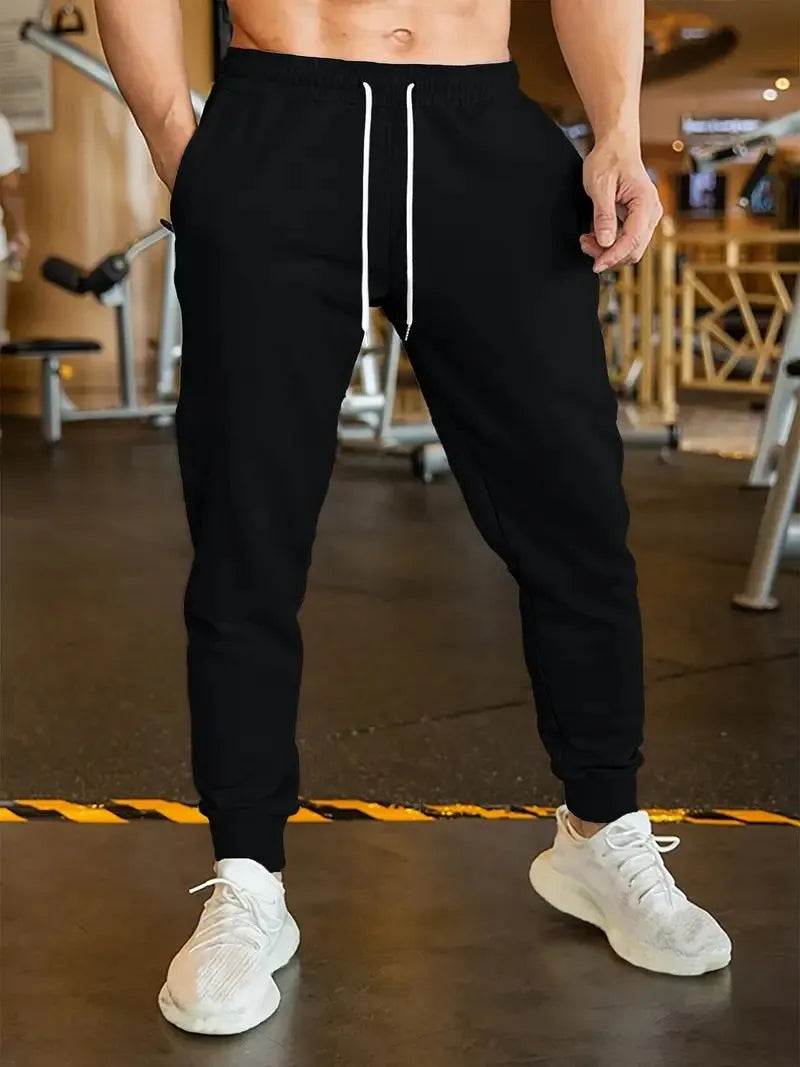 Men's linen-coloured leisure trousers with a loose fit and drawstring waist.