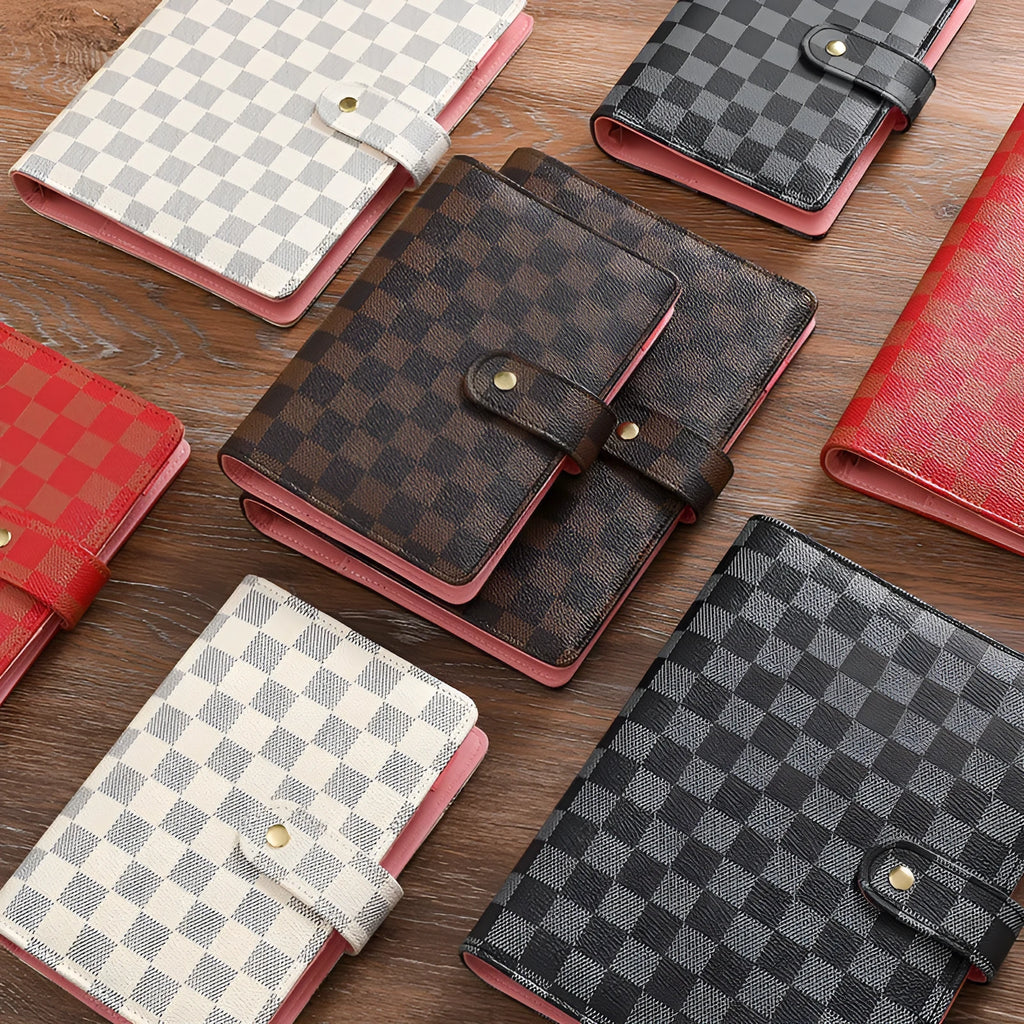 Loose-leaf notebook with checkered imitation leather cover in red, black, white or brown, available in A5, A6 and A7 sizes.