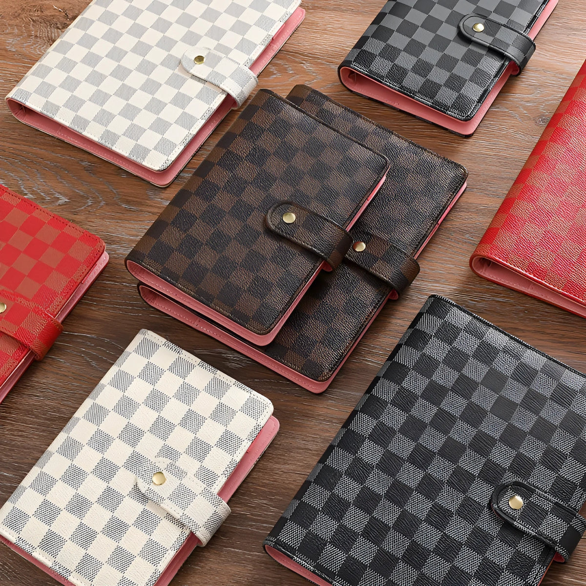 Loose-leaf notebook with checkered imitation leather cover in red, black, white or brown, available in A5, A6 and A7 sizes.