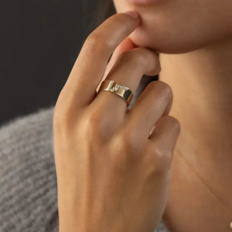 Gold electroplated women's ring with shining zircon stone in sizes 6 to 10