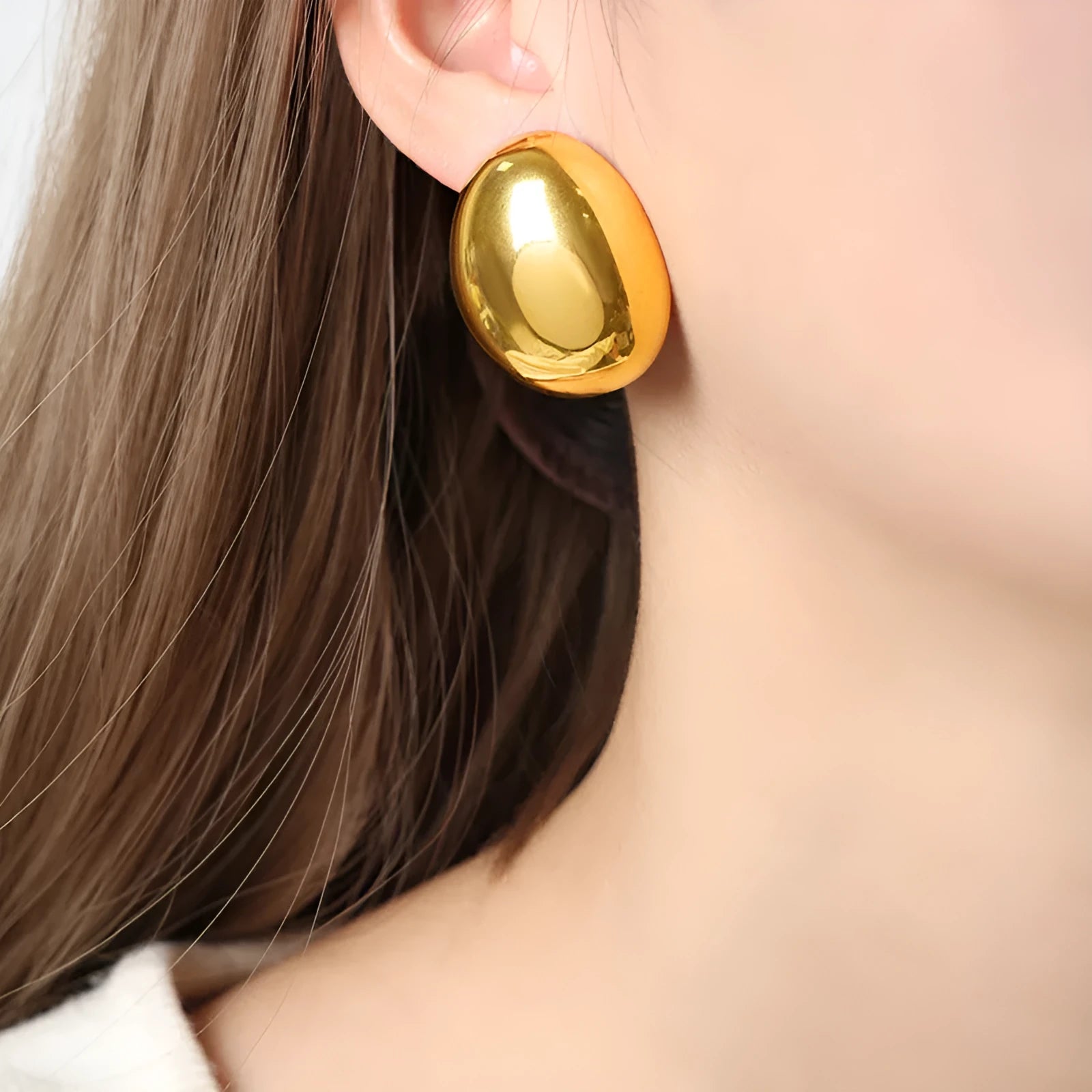 Geometric women's ear studs with a glazed electroplated finish in colour DFE139.