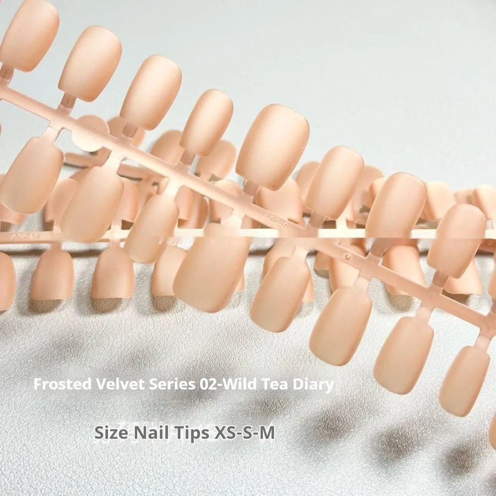 Frosted velvet Cat's Eye Aurora artificial nail art set in short ladder sizes on a display hand.