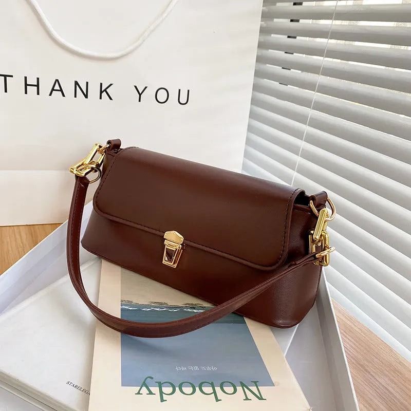 French casual underarm bag with sandwich pocket and shoulder chain in horizontal square shape