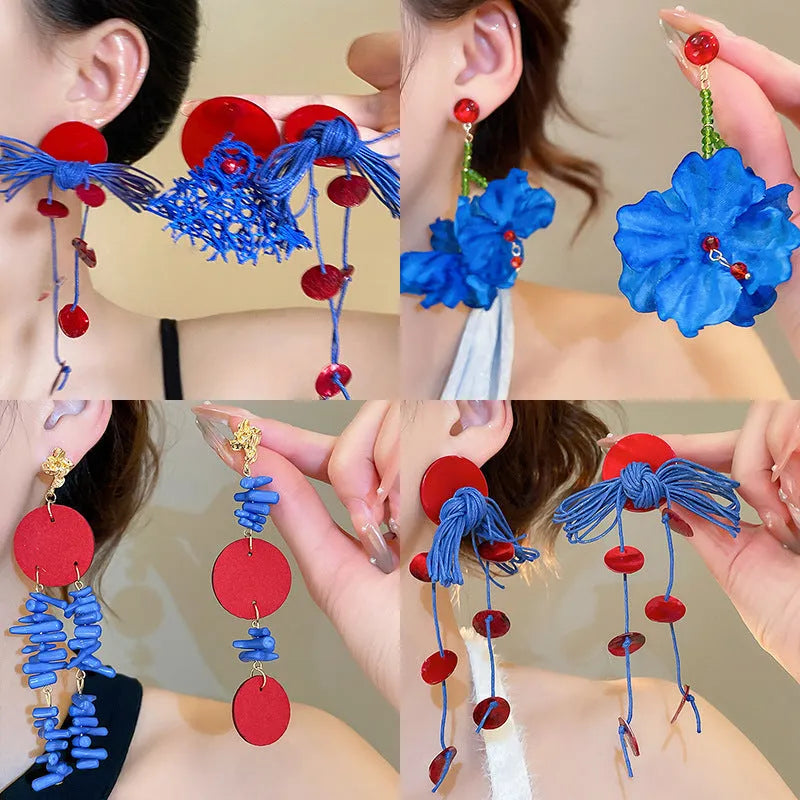 Women's geometric earrings with blue resin flower on textile base, circular shape