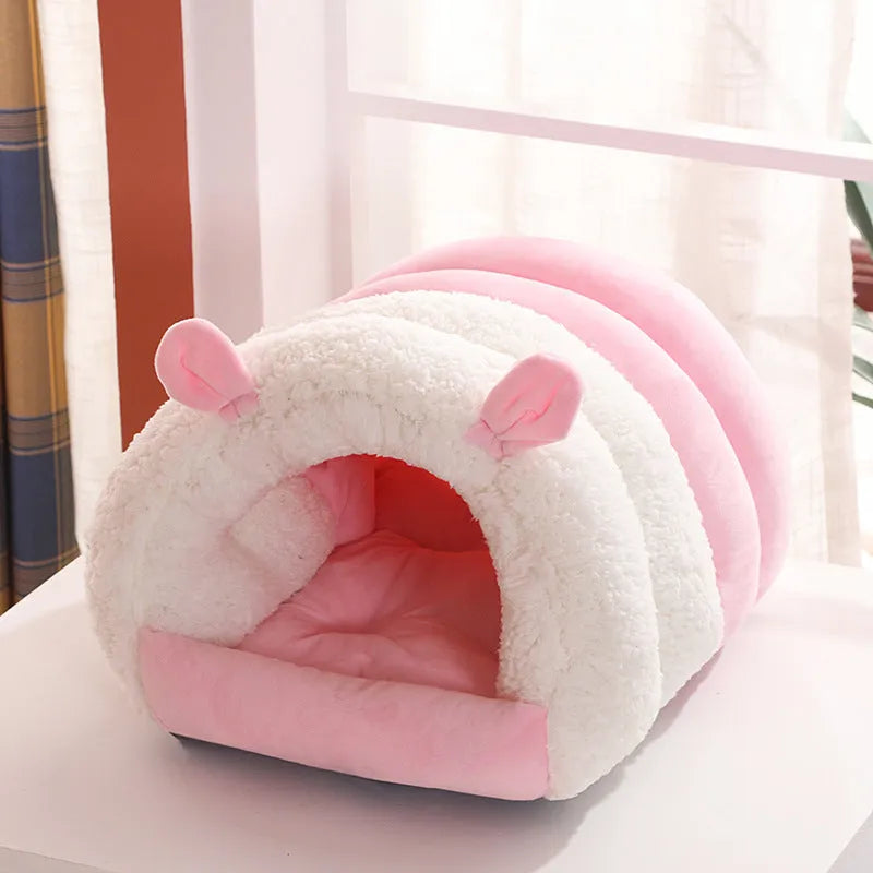 Closed cat nest in blue, available in sizes S 30x40 cm and M 40x50 cm, with washable outer material
