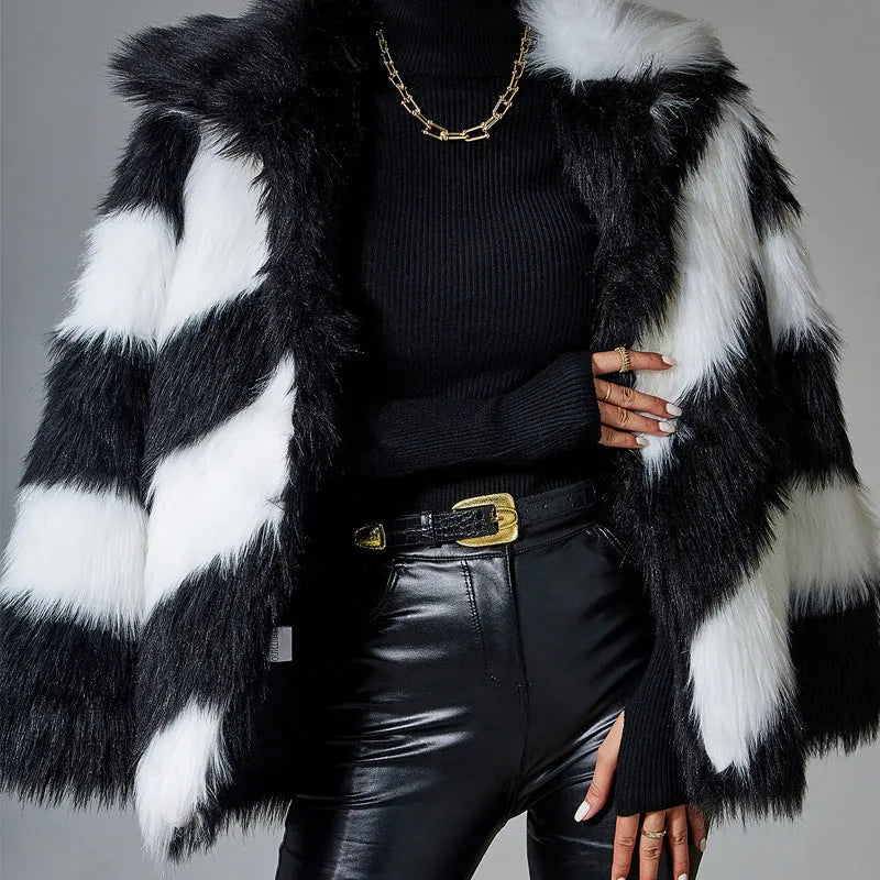 Women's mid-length coat in contrasting colours with a faux fur collar.