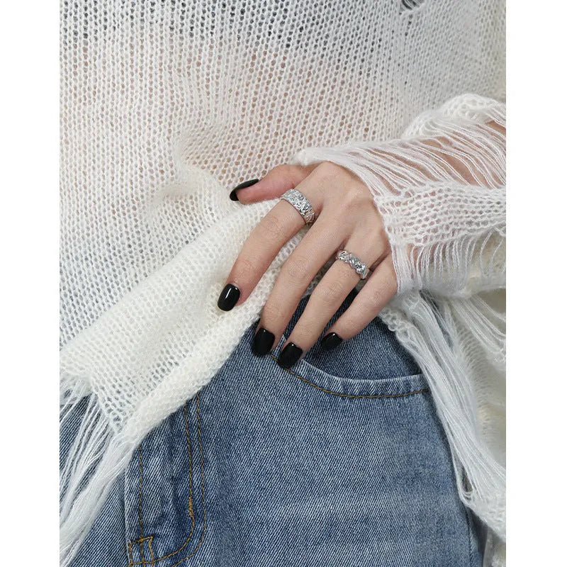 Women's adjustable silver ring with hammered texture in white gold colour