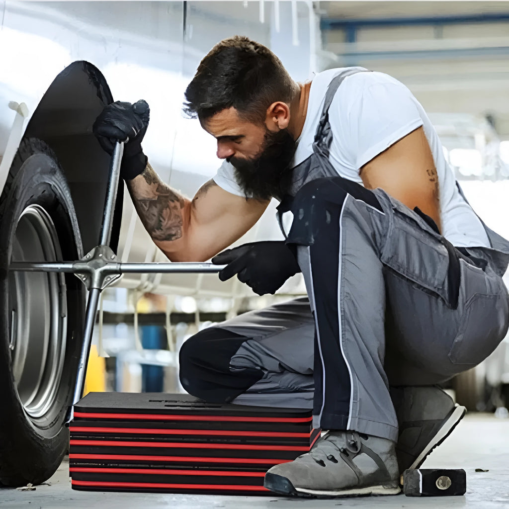 Folding EVA kneeling mat for car repair with dimensions 116cm long by 40cm wide
