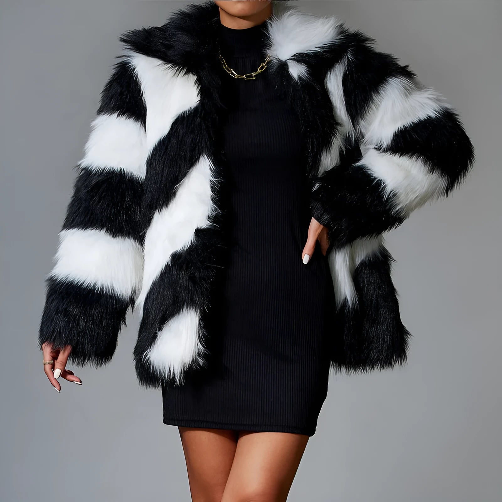 Women's mid-length coat in contrasting colours with a faux fur collar.