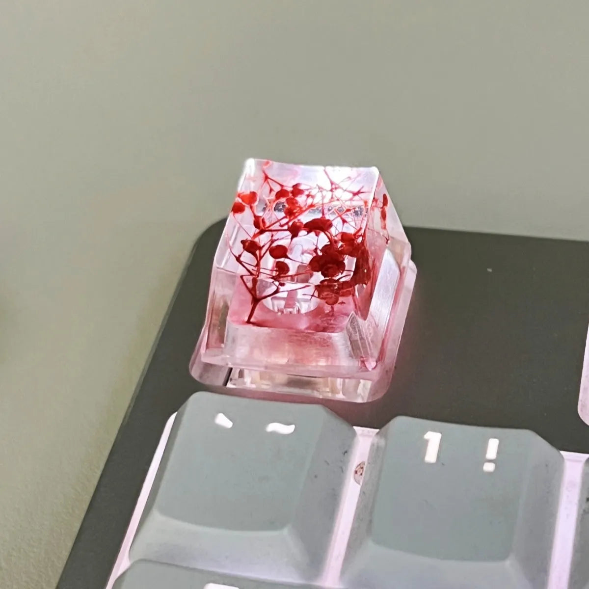 High transparency resin mechanical keyboard keycap with starry sky design in green colour
