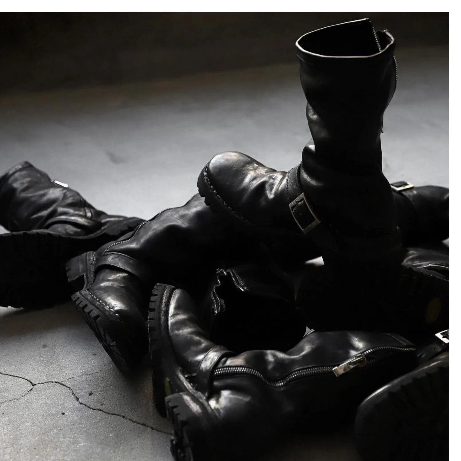 Men's black retro Martin ankle boots with a full-length side zipper and round toe.