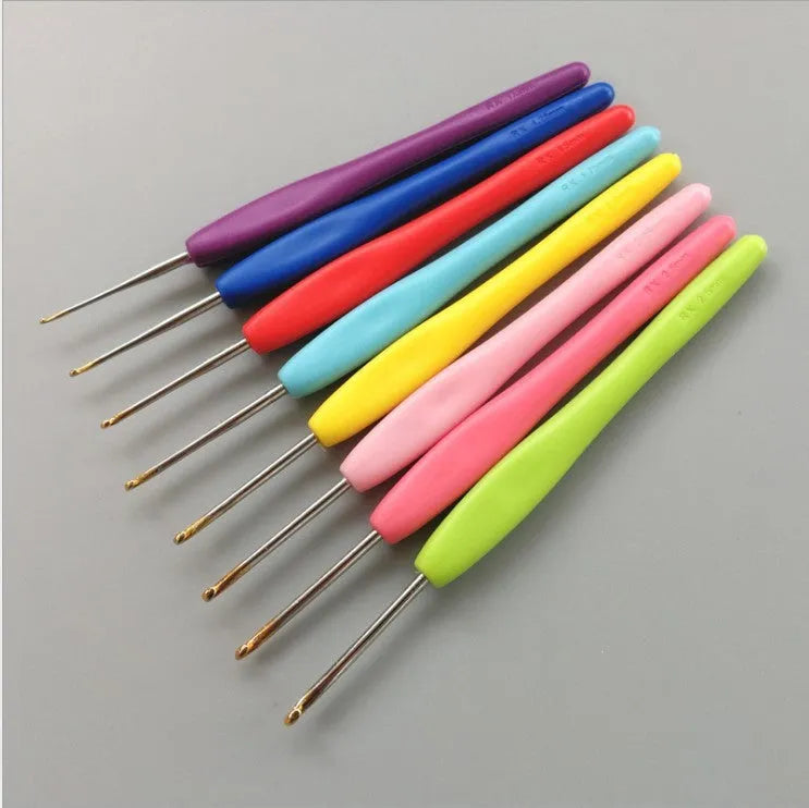 Set of 16 crochet hooks with thick and thin plastic handles in a grey PU storage bag.