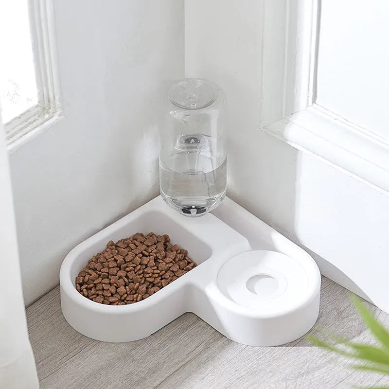 White cat water fountain with 4-litre capacity and triple filtration system