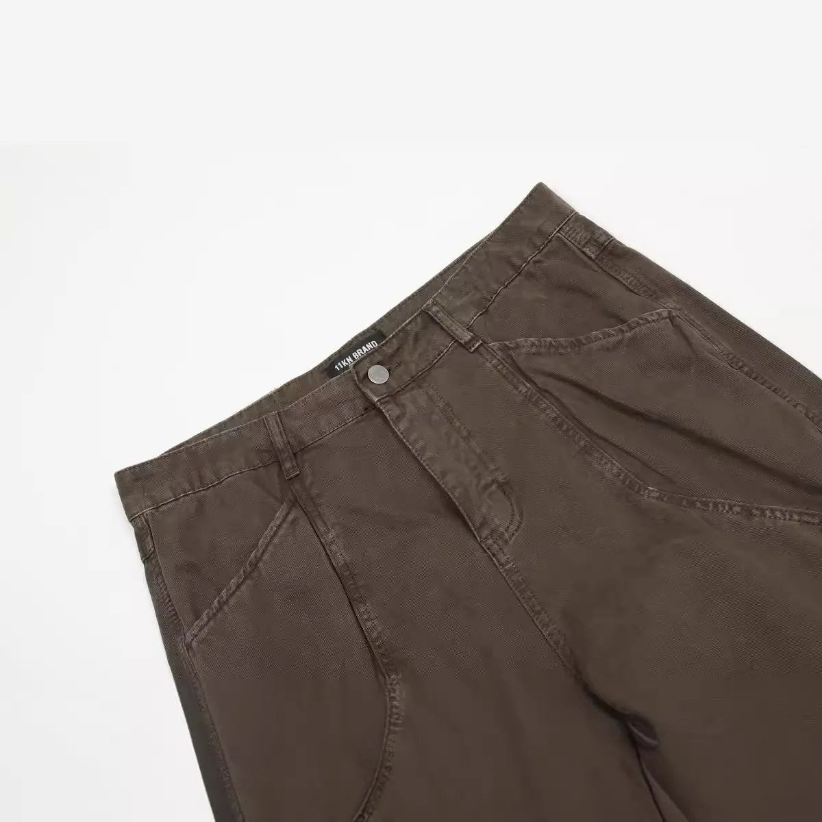 Men's loose straight-leg trousers in brown colour with high-waist design and zipper fly closure