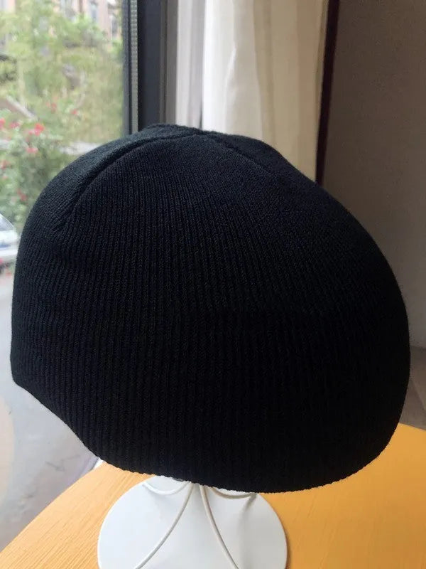 L-sized ski helmet with a knitted decorative cover and matching beanie in a choice of 15 colours.