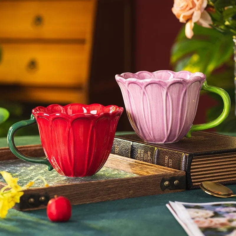Ceramic breakfast cup with pastoral pattern in red or purple, 500ml capacity.