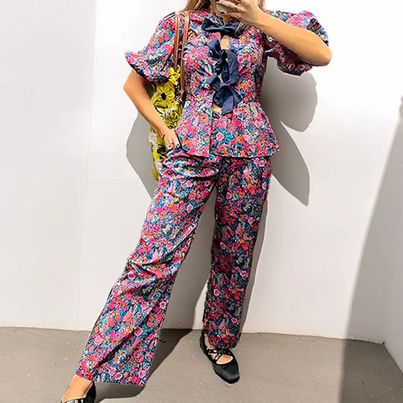 Floral print polyester trousers suit with tie-neck top and puff sleeves in commuting style