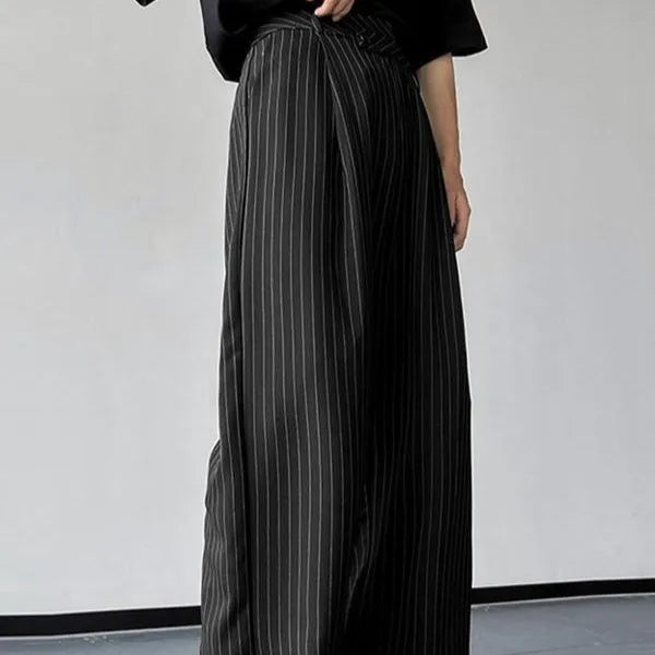 Men's black casual trousers with vertical stripes and pleated front in high-elasticity fabric
