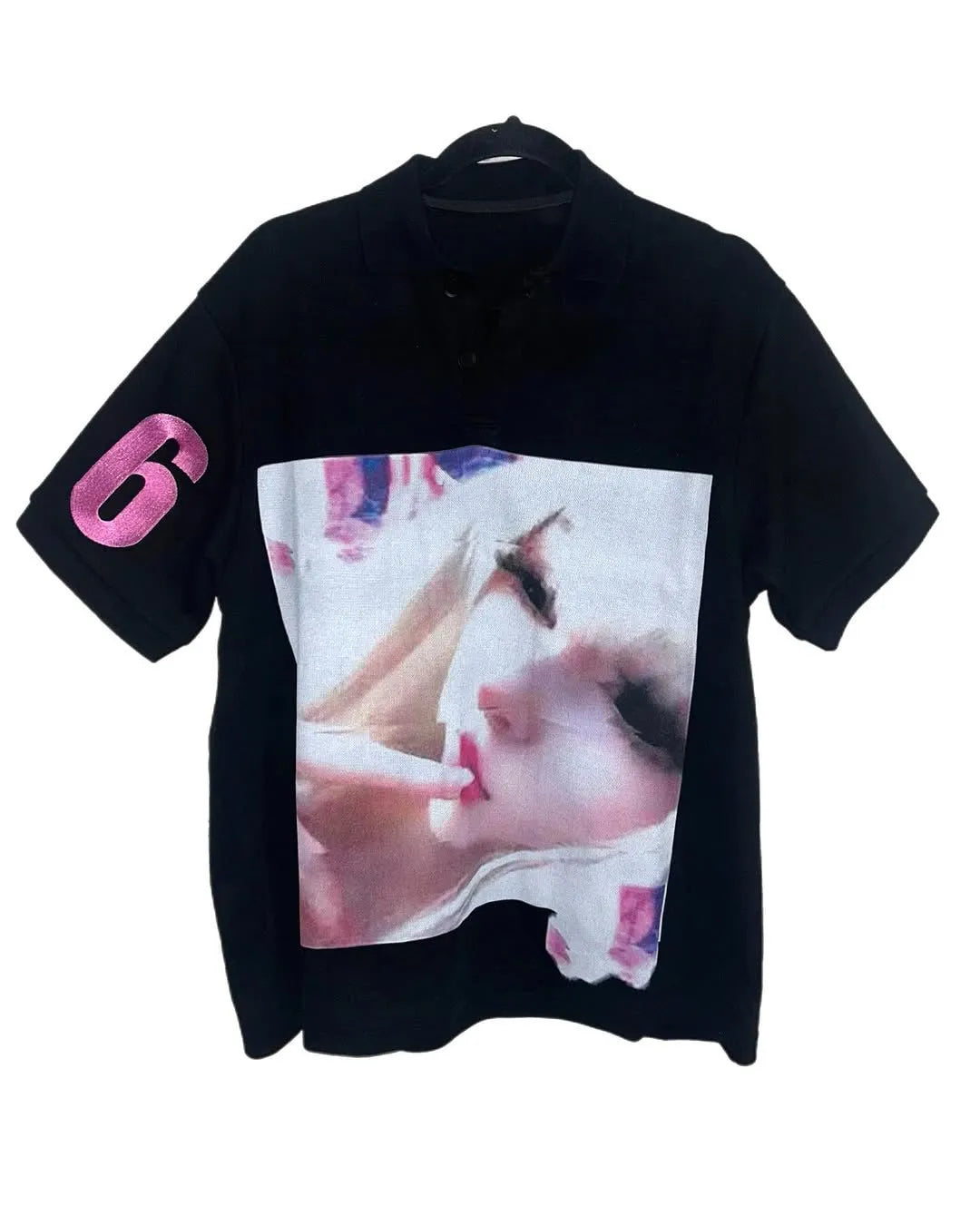 Short-sleeved polyester polo shirt with printed pattern in straight-cut design