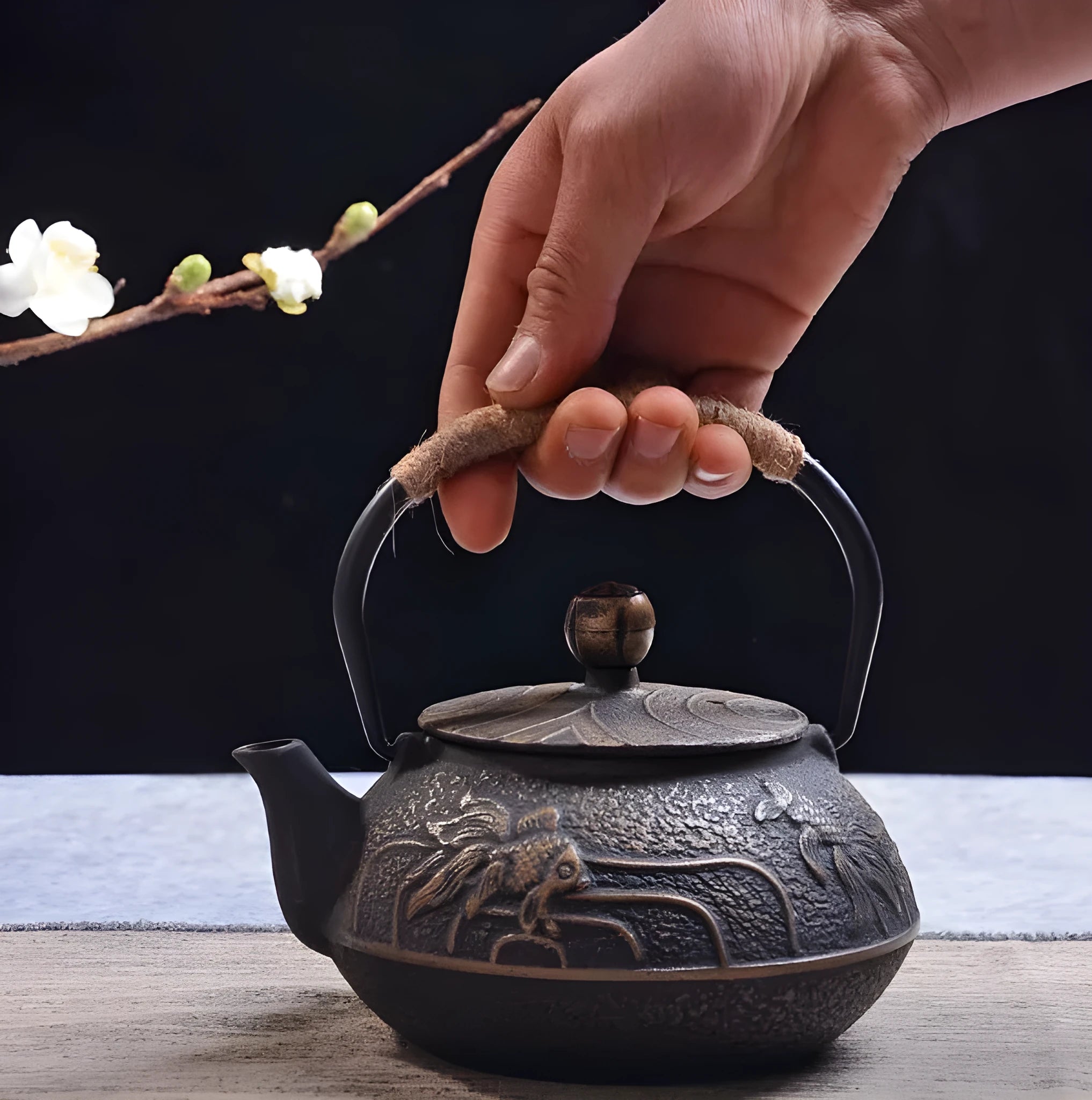 Japanese-style cast iron teapot with 0.9 litre capacity in bronze and black finish options