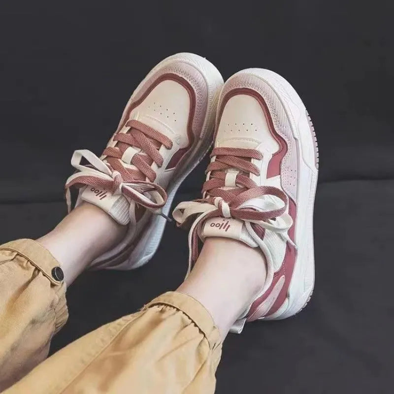 Women's low-top rubber sneaker in beige with height-increasing sole