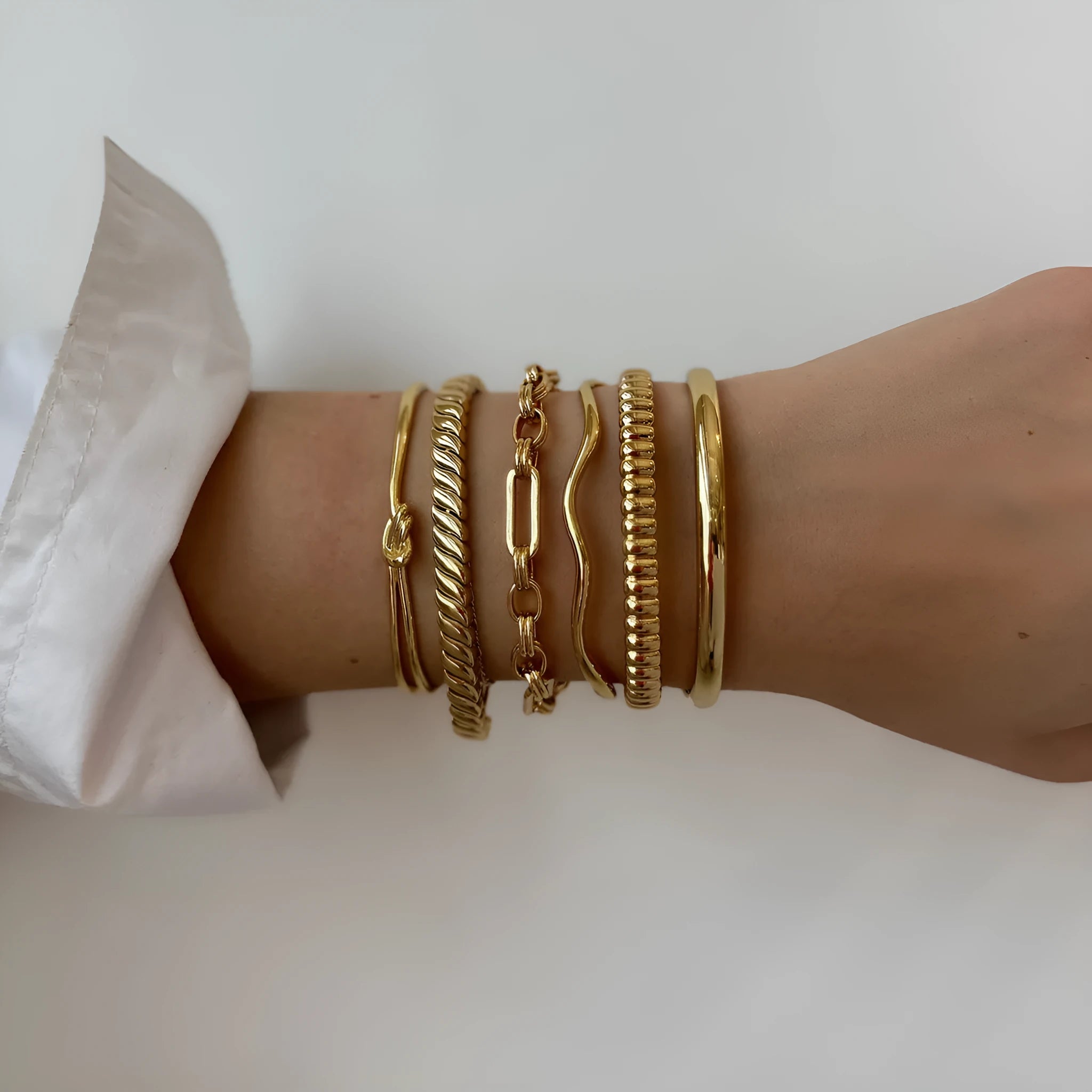 Women's stainless steel bracelet in an electroplated colour with a European and American style design.