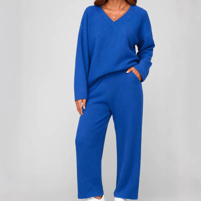 V-neck two-piece pajama set with long sleeves and pocketed trousers in solid colours, sizes S to 4XL